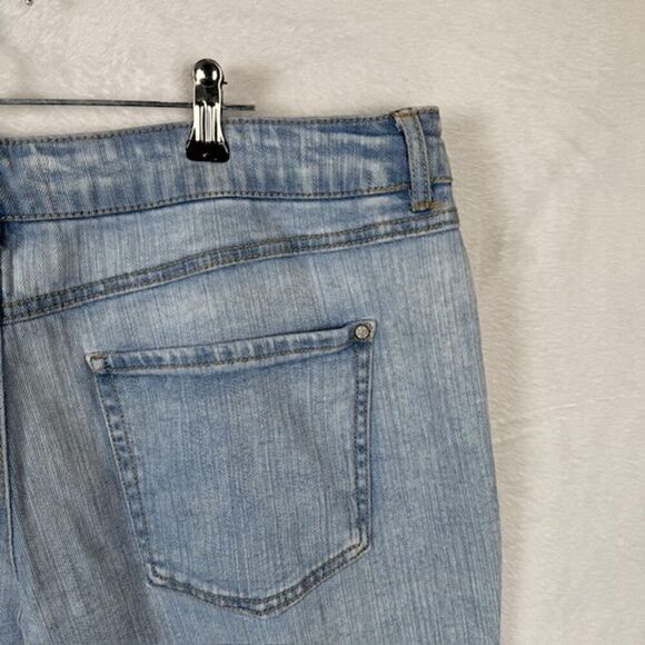 C Est. 1946 Stretch Denim Mid Rise Capris Light Wash Raw Hem Distressed Size 14 - Picture 4 of 13
